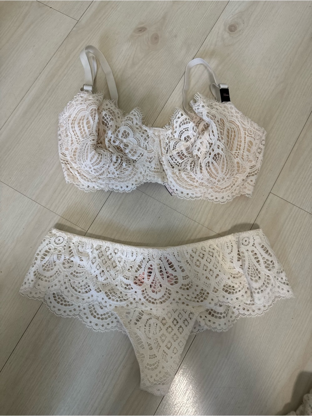 NWT Ivory Lace Dream Angels Unlined Bra and Panty
